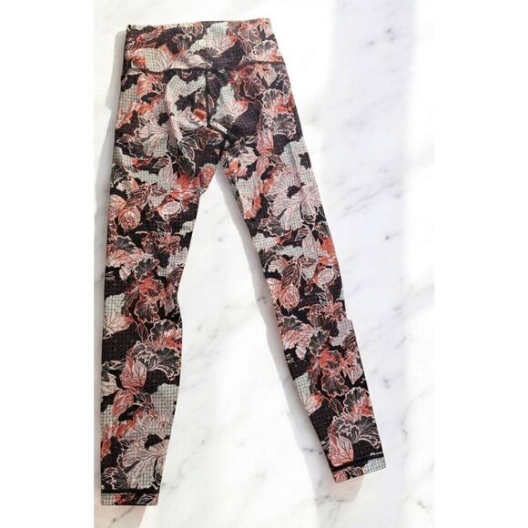 Lululemon Size 6 Wunder Under - Picture 2 of 2